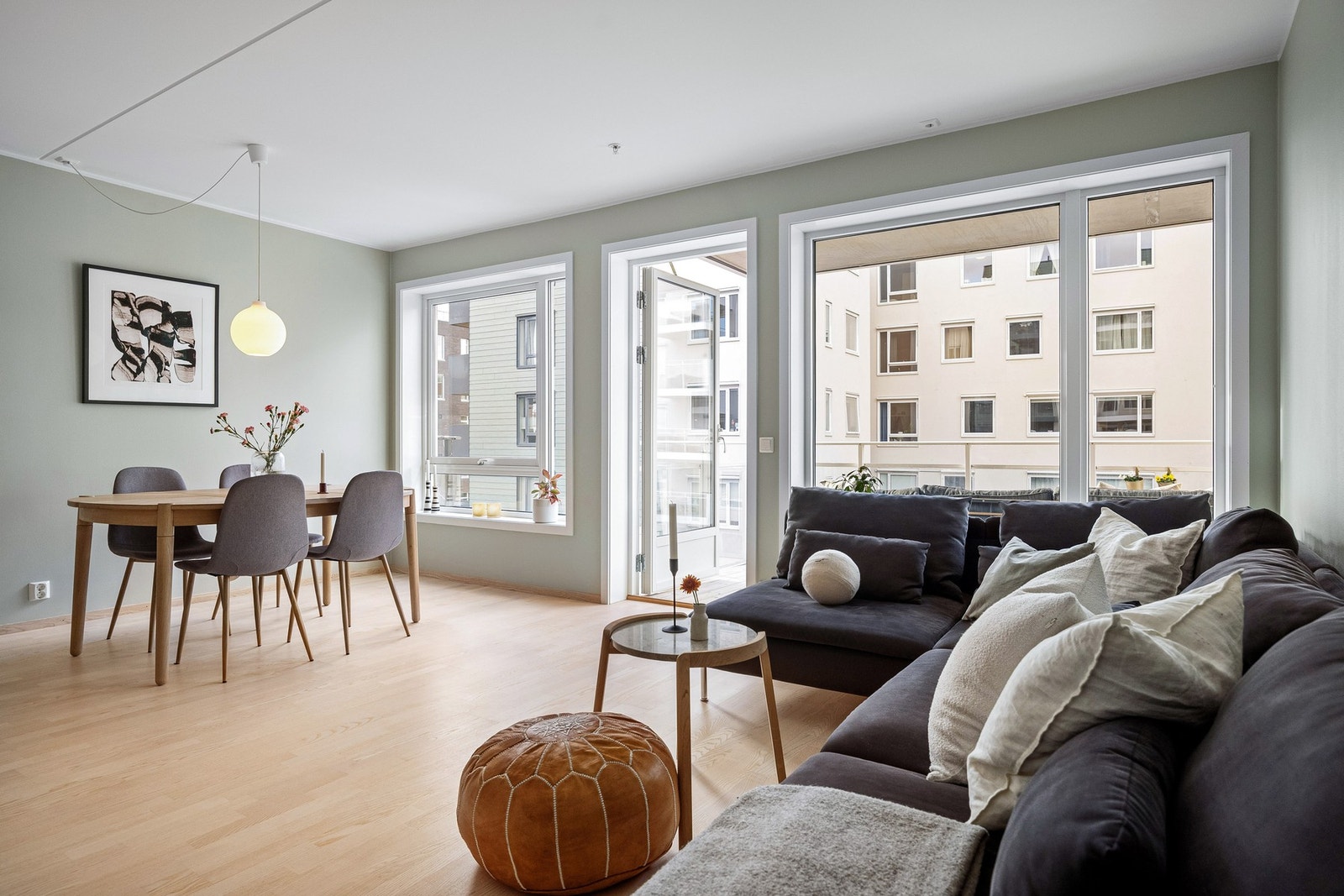 Lys og luftig stue med store vindusflater. Galleribilde