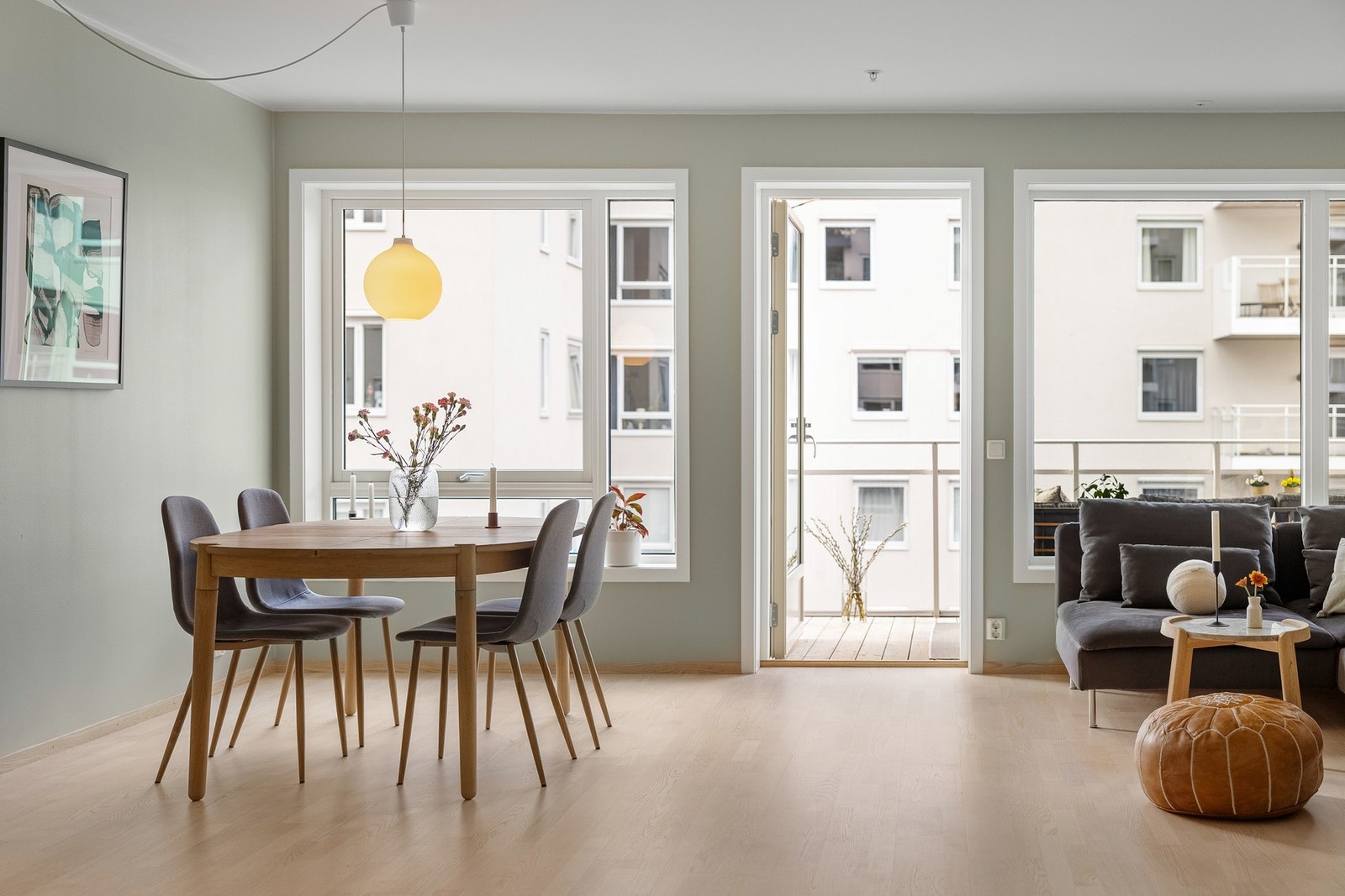 Tilbake i stuen. God plass til spisegruppe som skaper et naturlig skille mellom stue og kjøkken. Galleribilde