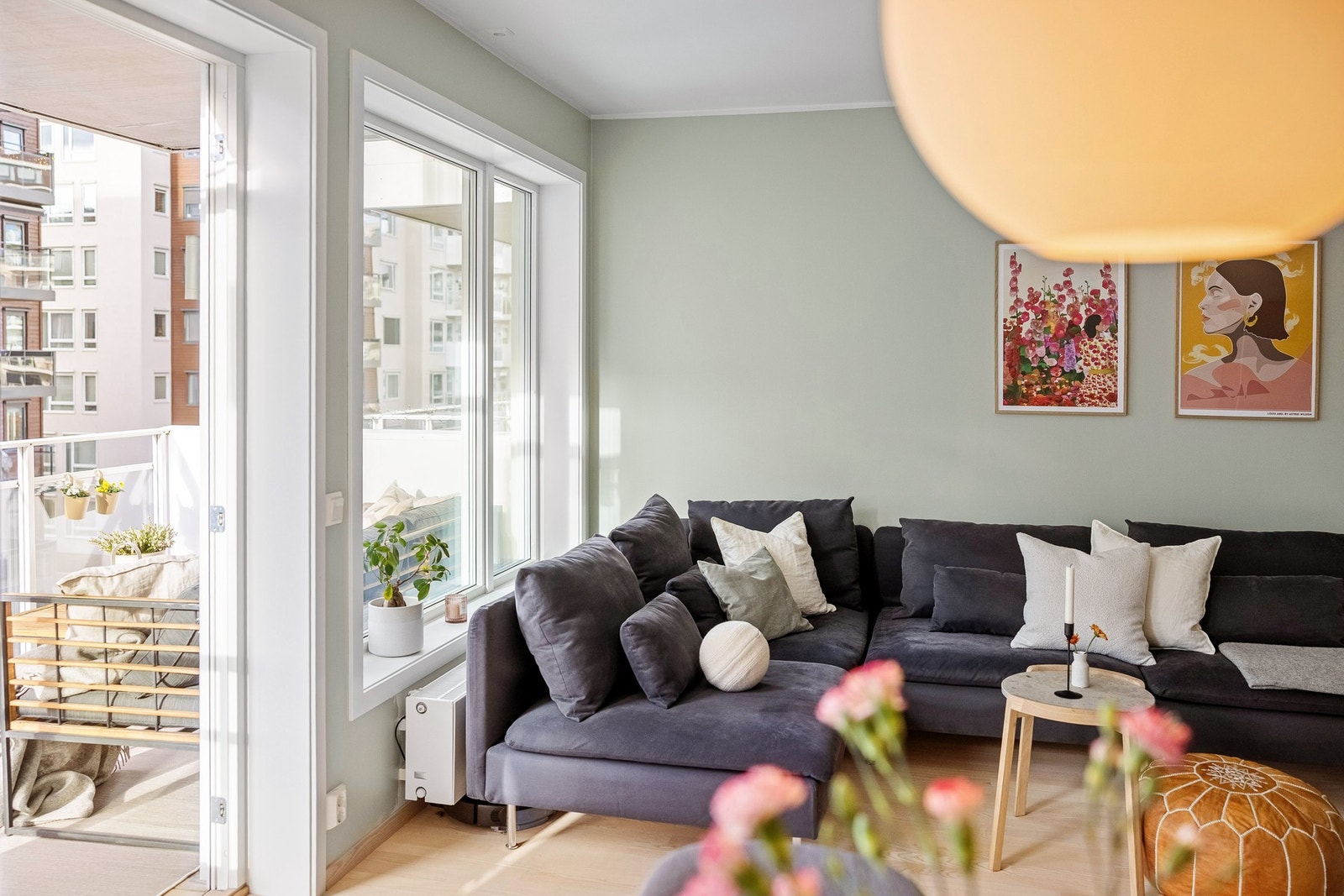 Godt med naturlig lys fra store vindusflater. Galleribilde