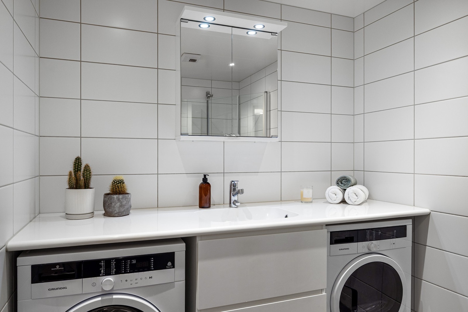 Praktisk, heldekkende servant med plass til vaskemaskin og tørketrommel under. Galleribilde