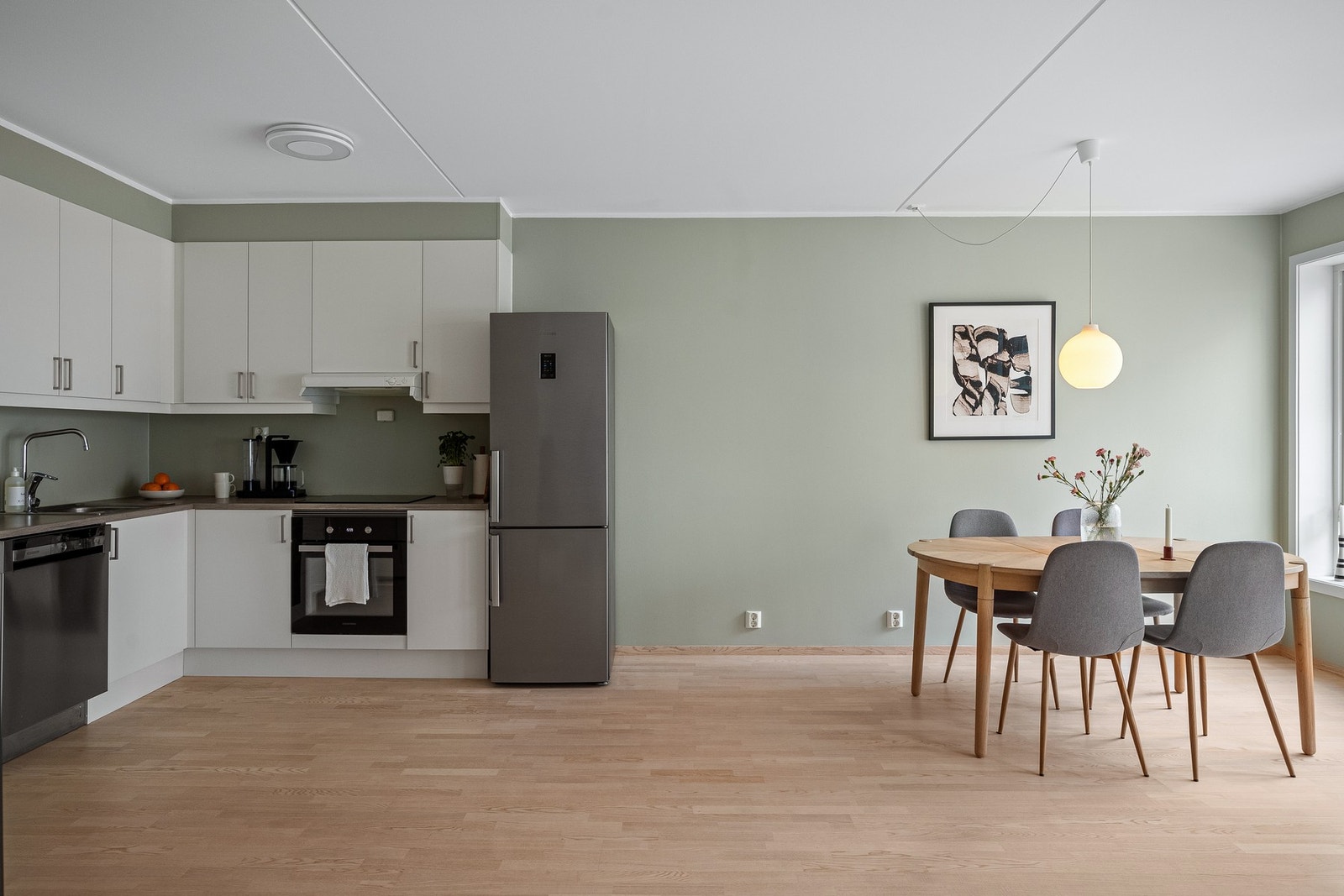 Her kan hele familien samles for et bedre måltid. Det er også plass til et større spisebord. Galleribilde