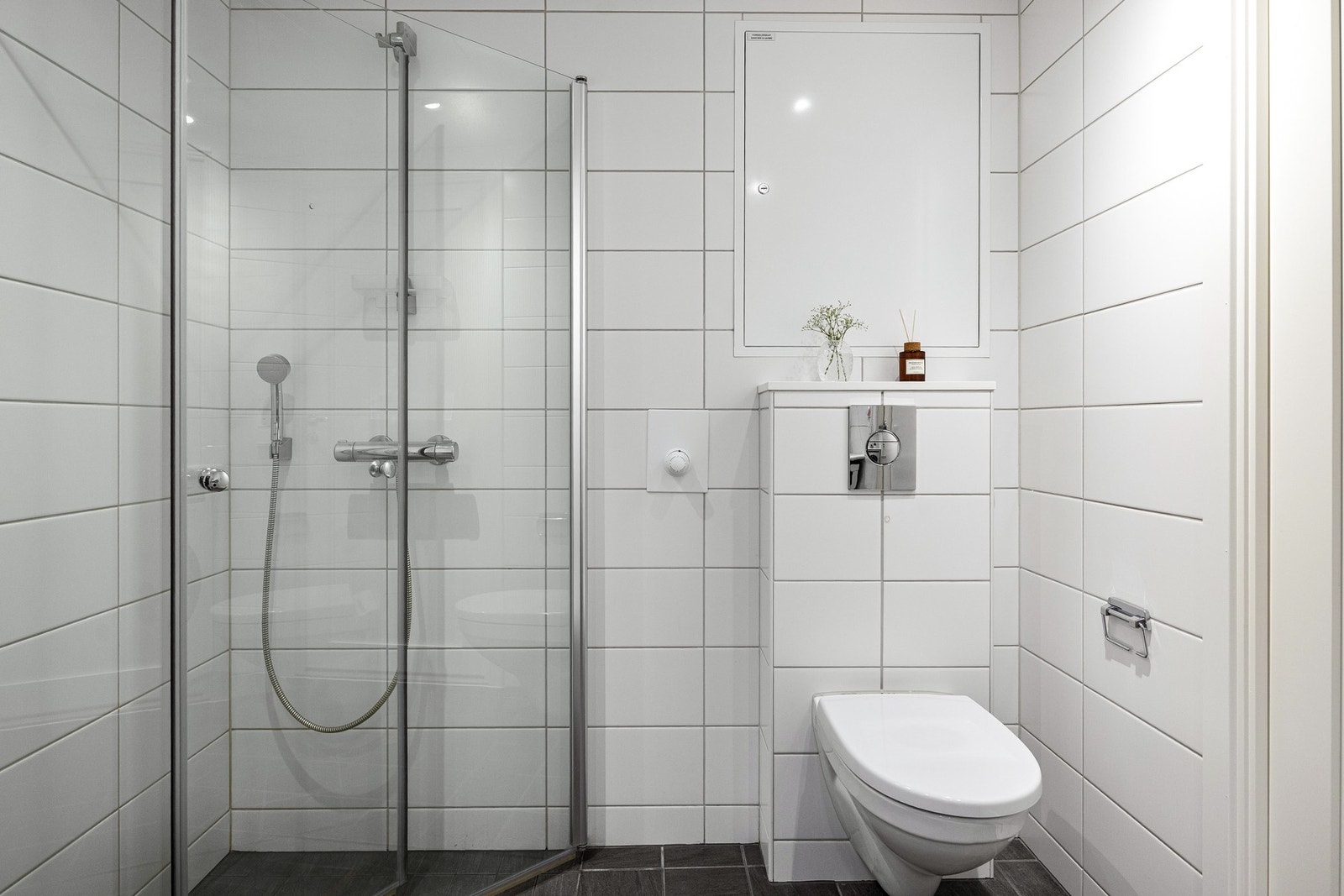 Dusj med praktiske, innfellbare glassdører. Galleribilde