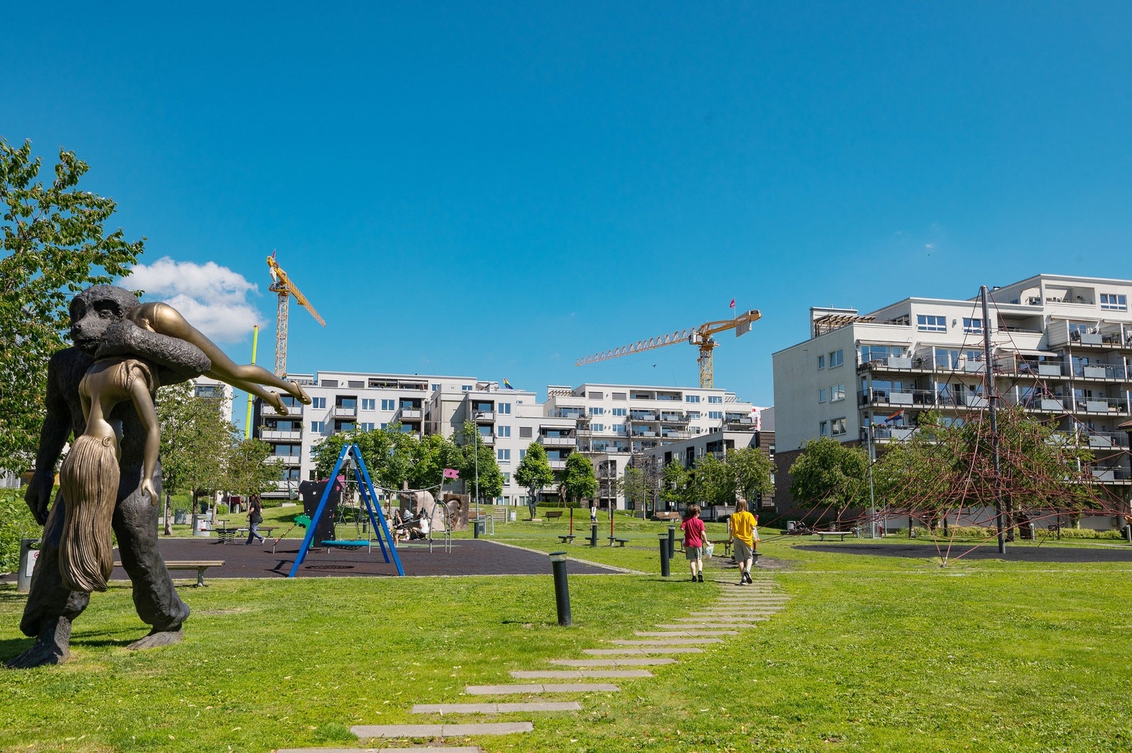 Løren er kjent for sine flotte uteområder, som Lørenparken og Peer Gynt-Parken. Parkene er tilrettelagt for alle aldersgrupper, med skulpturer, lekeapparater, ballbaner og benker. Galleribilde