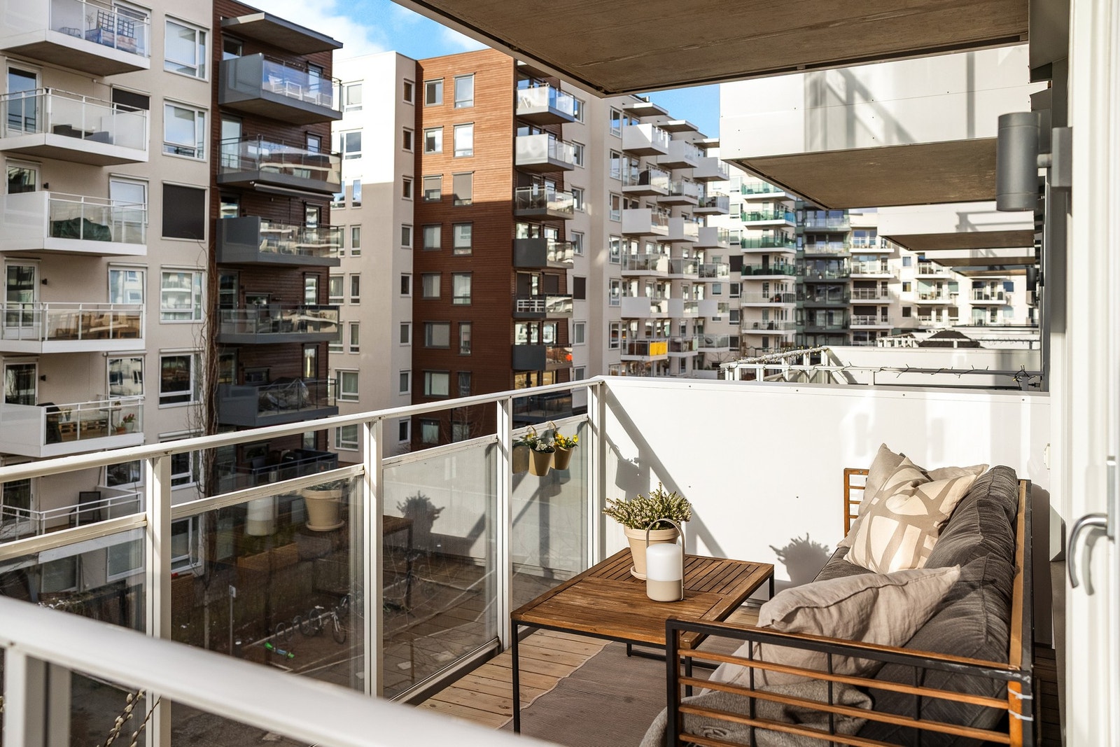 Boligen ligger i et nyetablert og barnevennlig område på Løren i et bygg fra 2019. Galleribilde