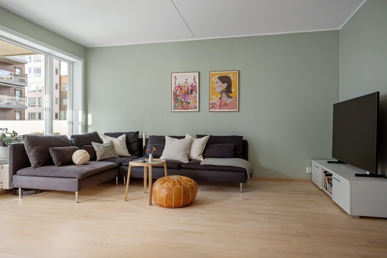 Her er det god plass til stor sofagruppe. Stuen har flere møbleringsmuligheter. Galleribilde