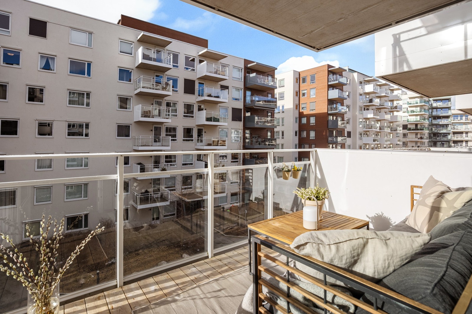 Fra stuen er det utgang til en romslig balkong. Galleribilde