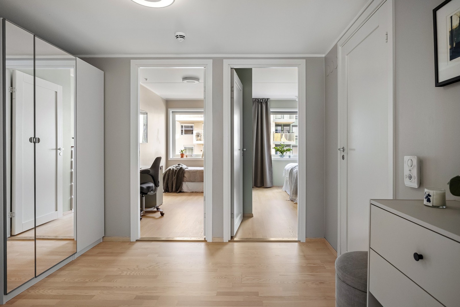 Alle rommene bindes naturlig sammen i entréen. Her er det god oppbevaringsplass i stort garderobeskap. Galleribilde