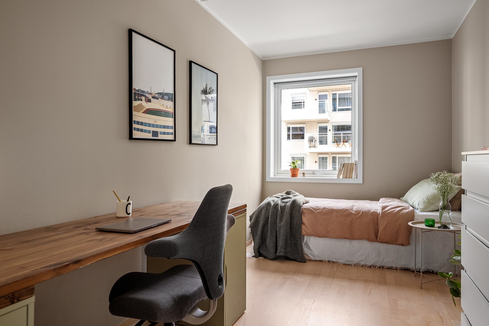 Soverom 2 er også av god størrelse og passer ypperlig som barnerom, gjesterom eller kontor. Galleribilde