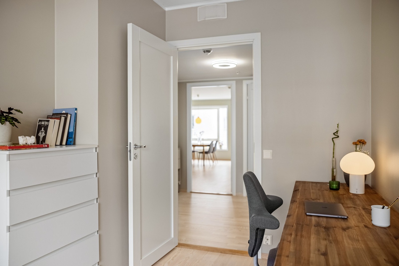 Det er også plass til garderobeskap. Galleribilde