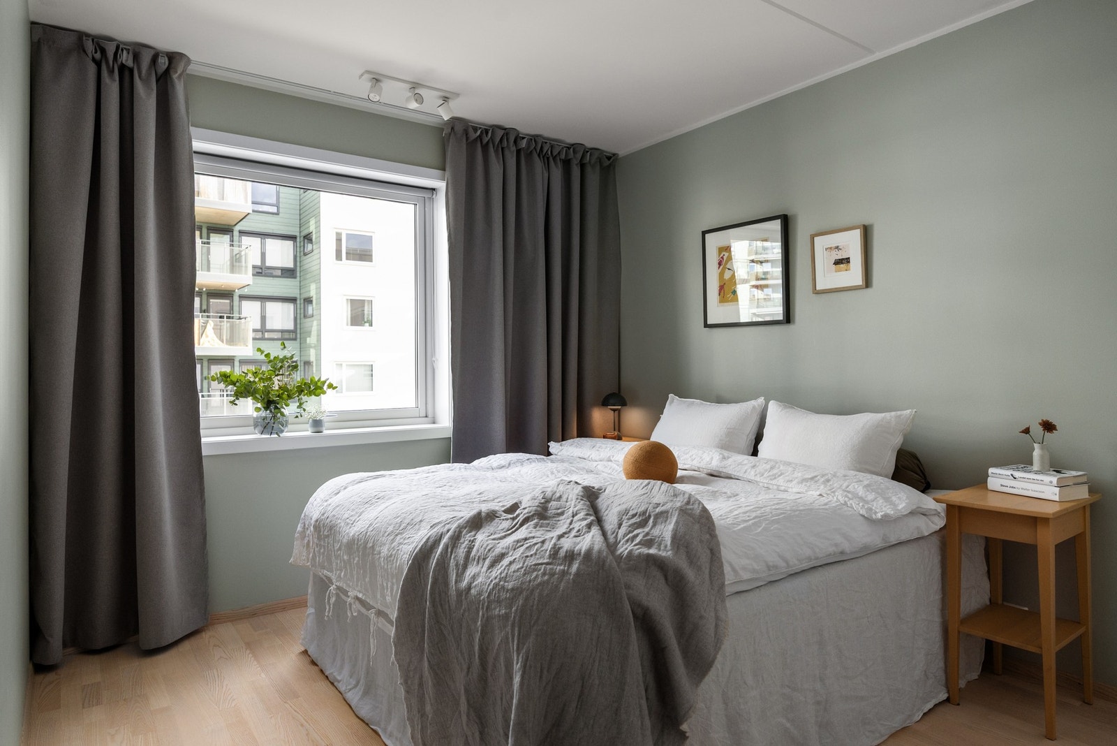 Romslig hovedsoverom med god plass til dobbeltseng og nattbord. Galleribilde