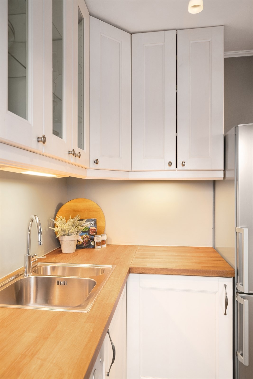 Kjøkkenet er godt utnyttet med benk og skapplass Galleribilde