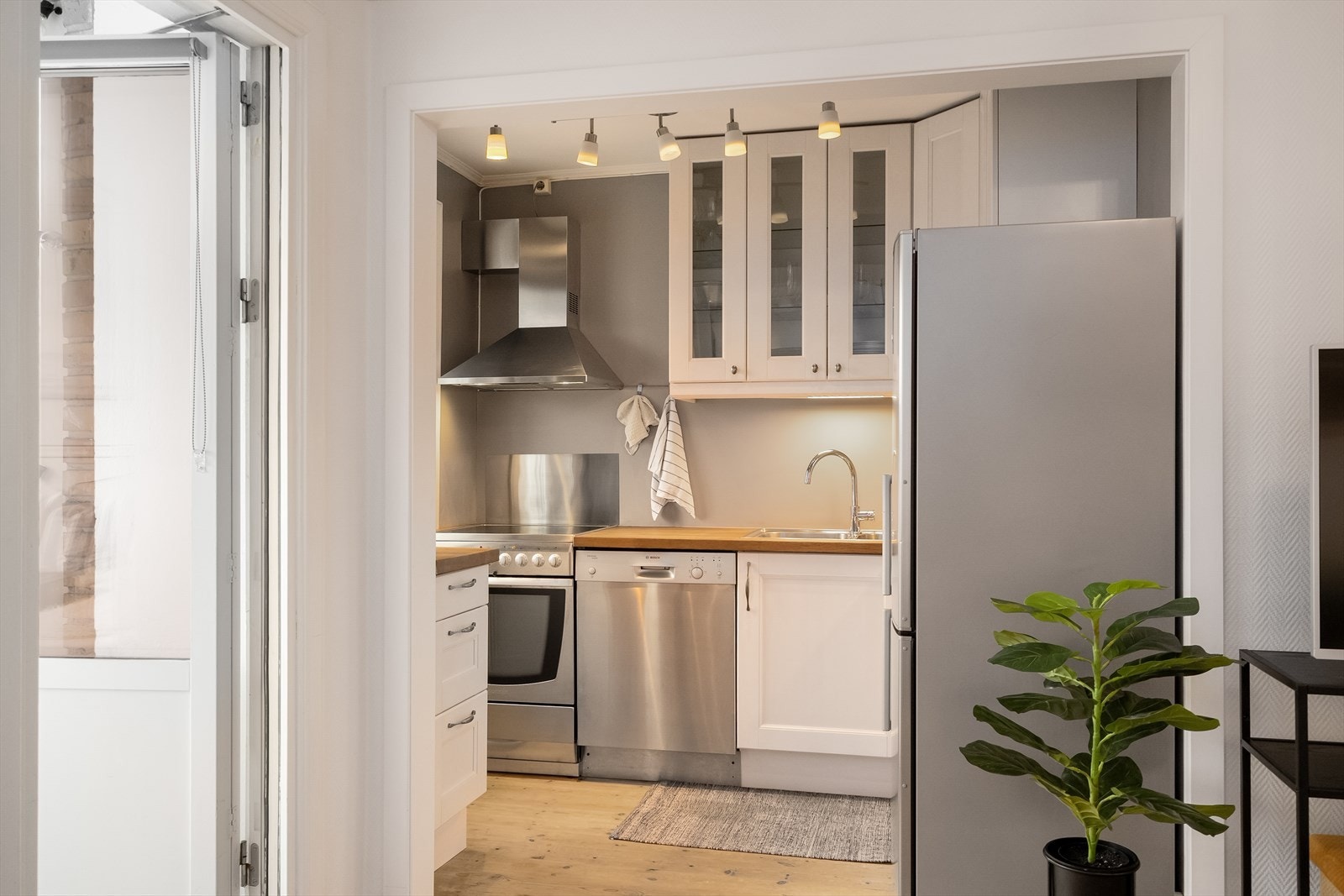 Kjøkken i delvis åpen løsning med stuen Galleribilde