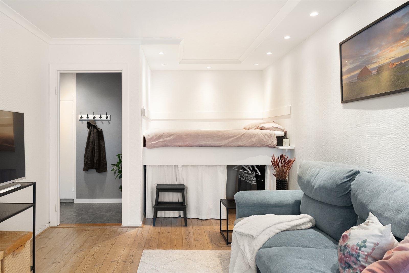 Praktisk mesanin med lagring under Galleribilde