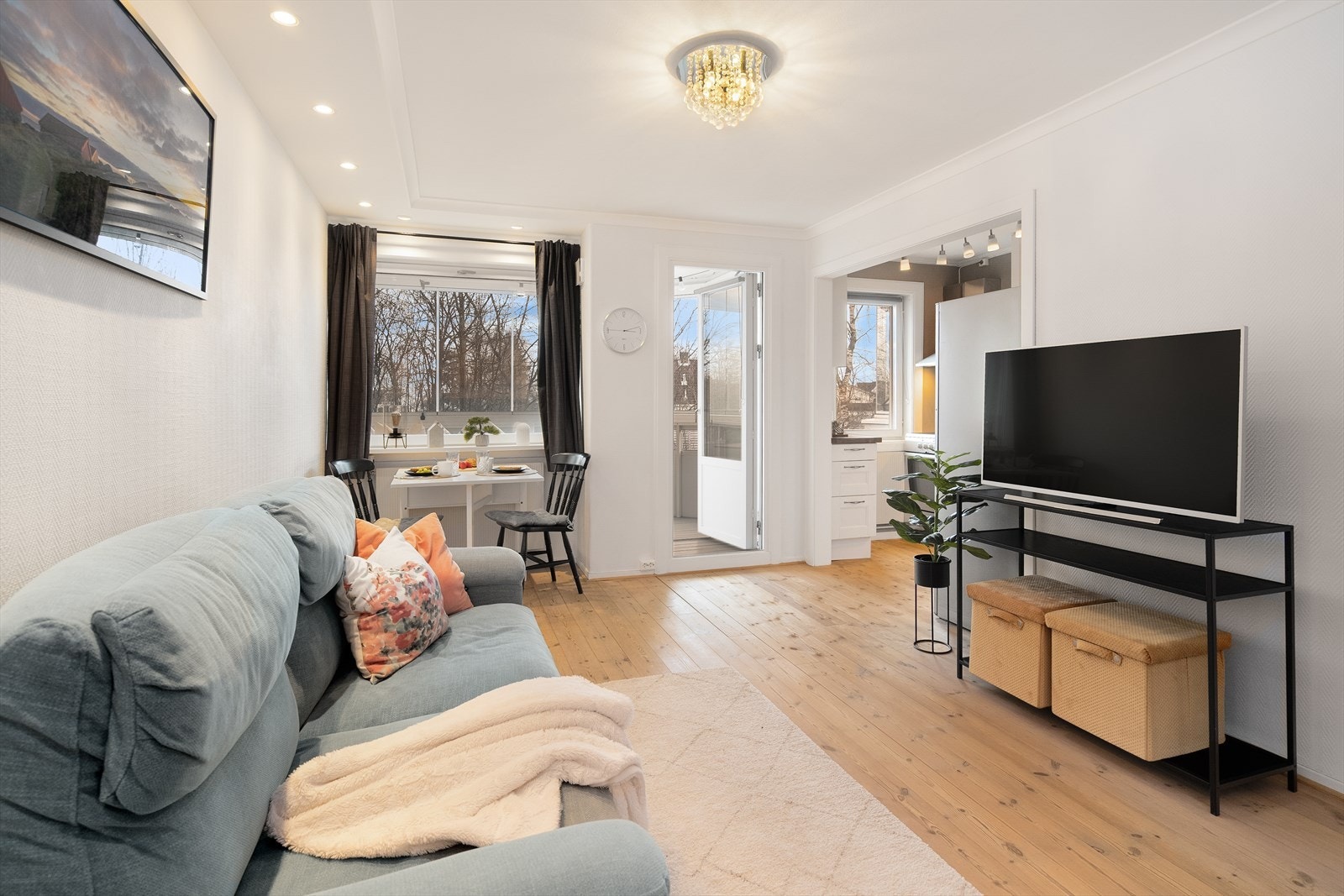 Gulvet er lagt med parkett og vegger og tak malt lyst Galleribilde