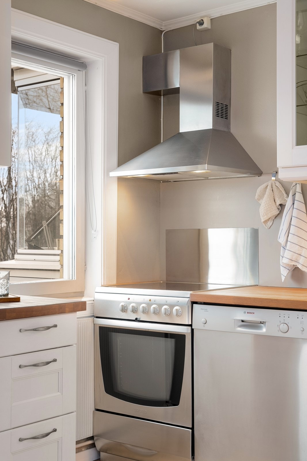 Det er frittstående kjøl/fryseskap, oppvaskmaskin og komfyr Galleribilde