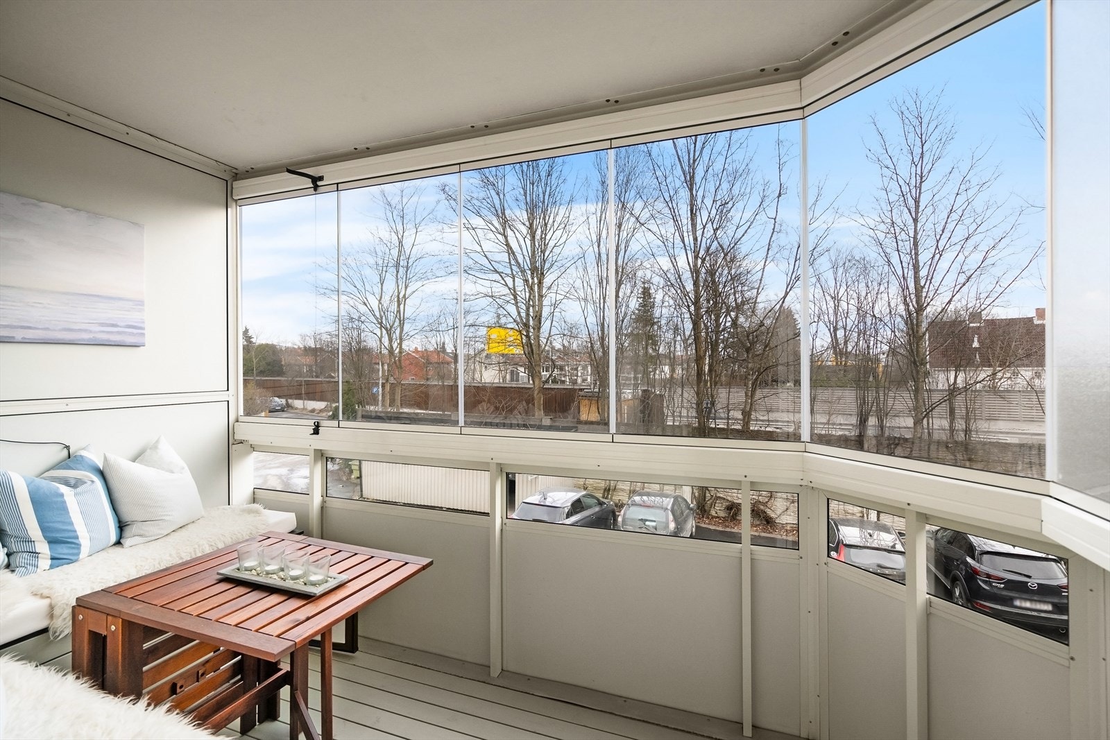 Fra stuen er det utgang til innglasset og solrik balkong på hele 7 kvm Galleribilde