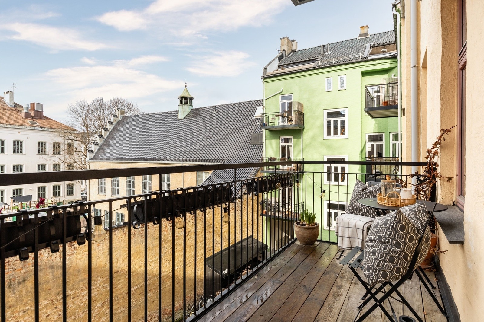 Stor balkong på 6 kvm med gode solforhold og vendt mot rolig bakgård. Galleribilde