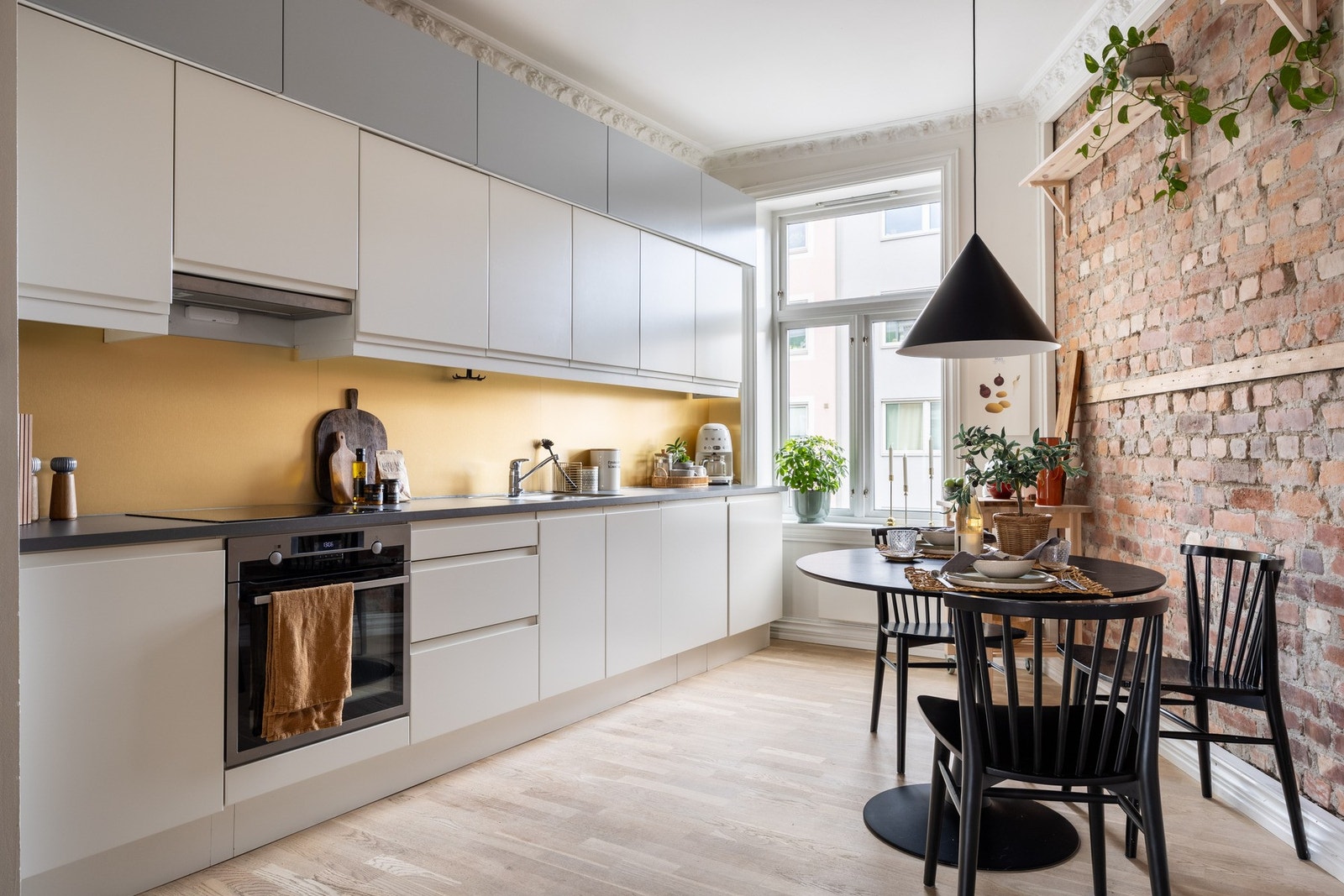 Moderne Sigdal-kjøkkeninnredning fra 2017 med mye skap- og benkeplass. Galleribilde