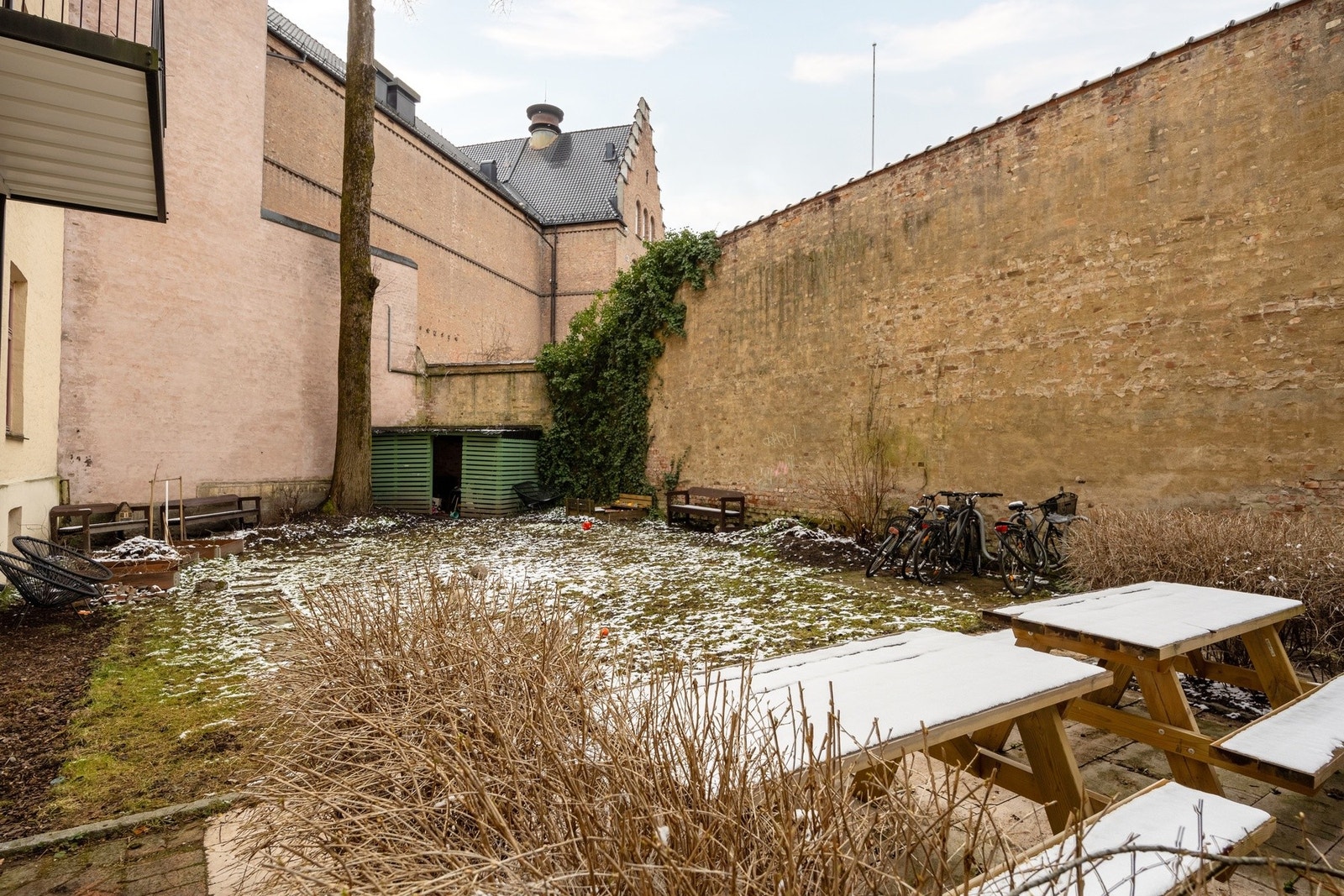 Hyggelig bakgård på sommerstid som deles med nabobygården. Galleribilde