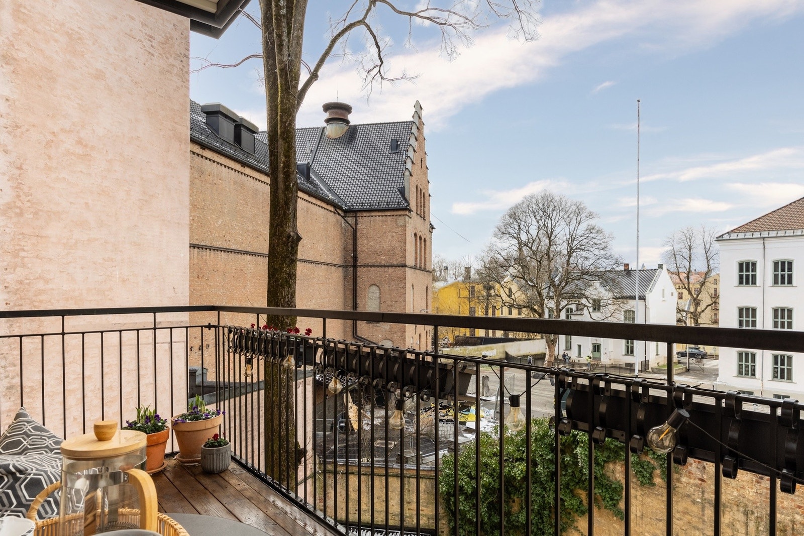 Balkongen har gode solforhold fra omkring 15:30 til 22:00 på sommerstid Galleribilde