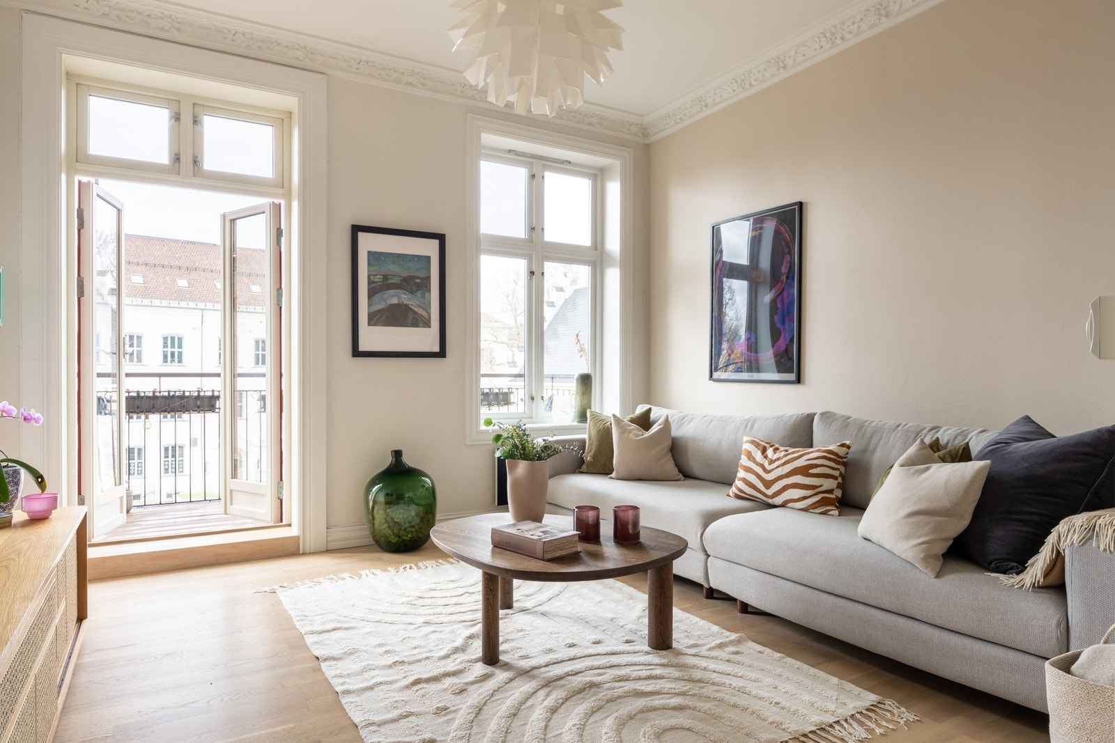 Klassisk og lekker 3-roms bygårdsleilighet med mye sjarm, flott balkong vendt mot rolig bakgård, peis og unike detaljer. Galleribilde