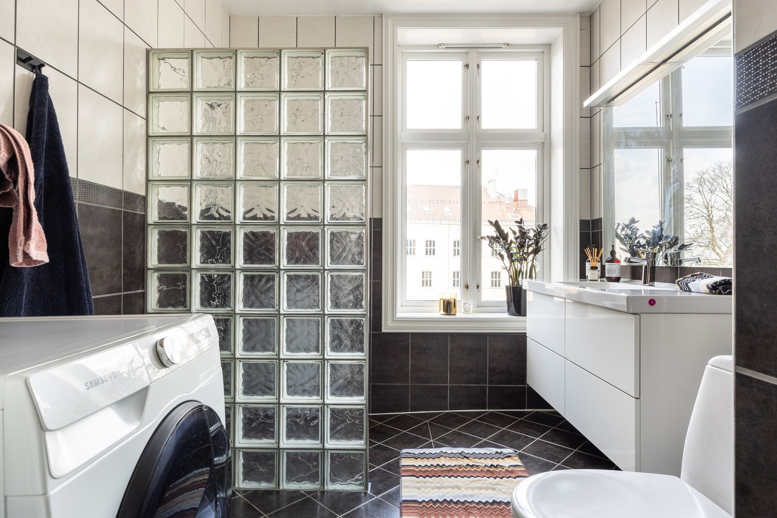 Stort baderom med vindu som slipper inn naturlig lys. Badet har opplegg for vaskemaskin. Galleribilde