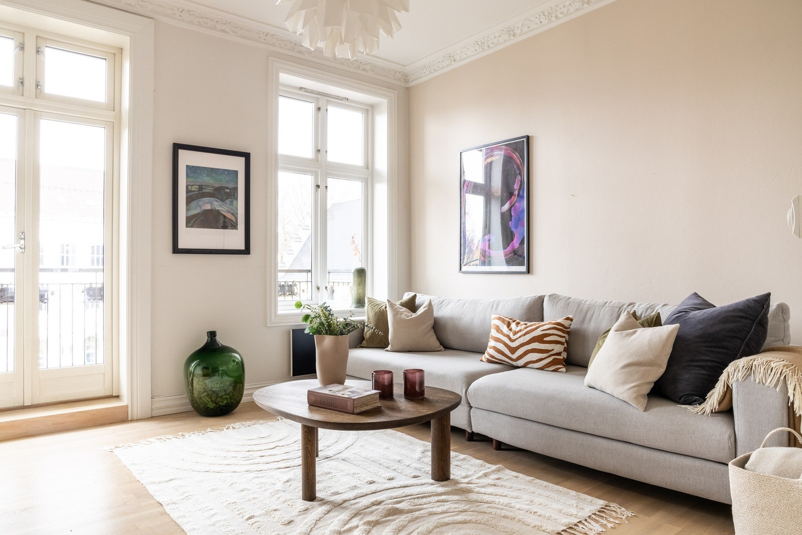 Leiligheten har store vindusflater som slipper inn mye naturlig lys samt brede vinduskarmer. Galleribilde