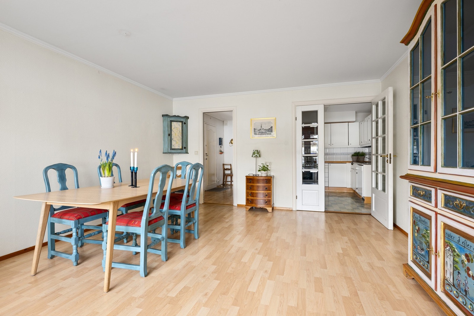 Fra spisestuen kan du ta deg til leilighetens hyggelige kjøkken. Galleribilde