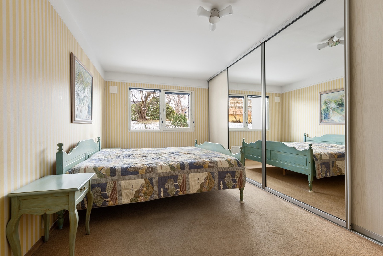 Hovedsoverommet er av særdeles god størrelse. Den store skyvedørsgarderoben byr på godt med lagringsplass. Galleribilde