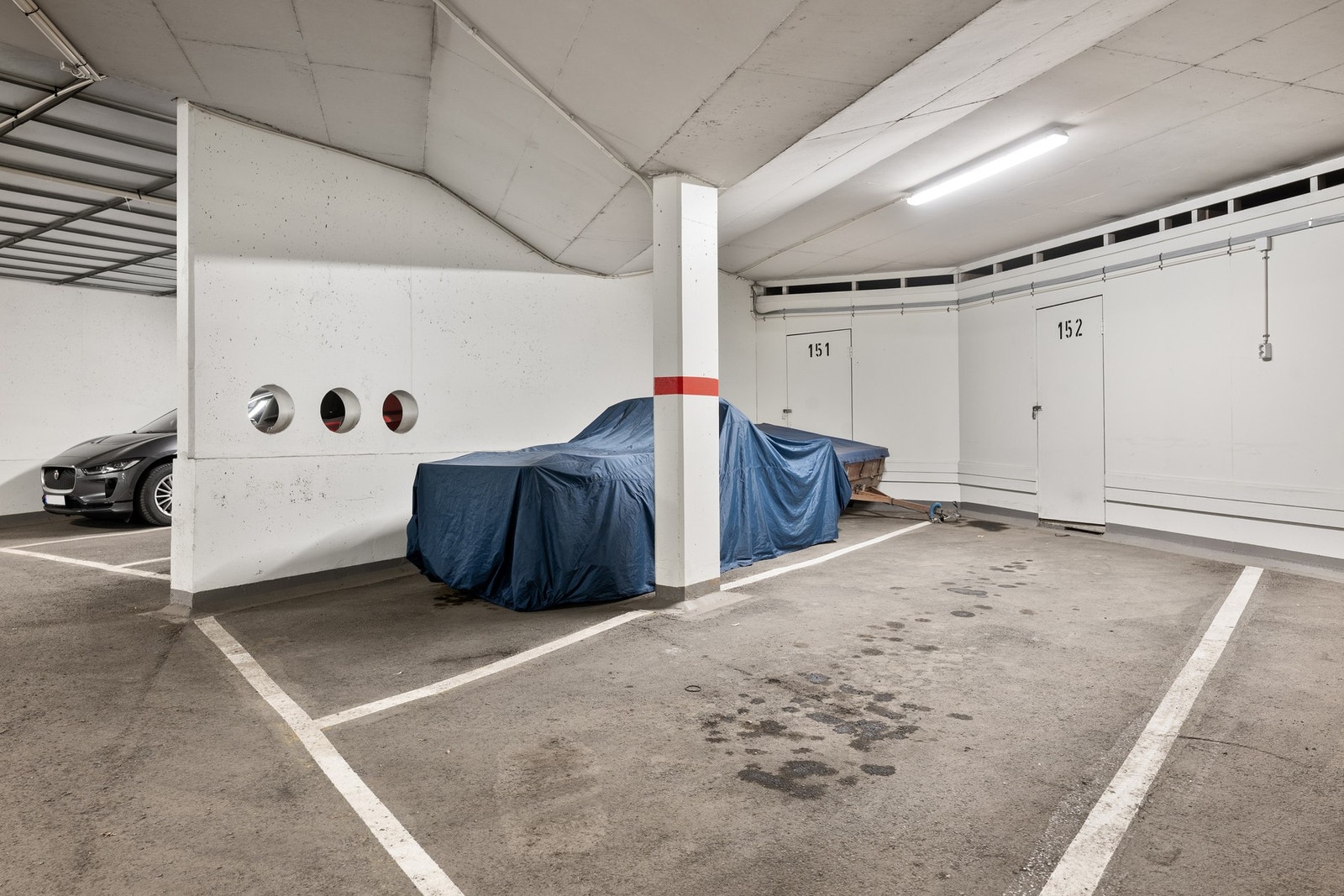 Leiligheten disponerer en garasjeplass i felles garasjeanlegg. Det er bod i tilknytning til plassen og det er mulig å etablere elbil-lader. Galleribilde