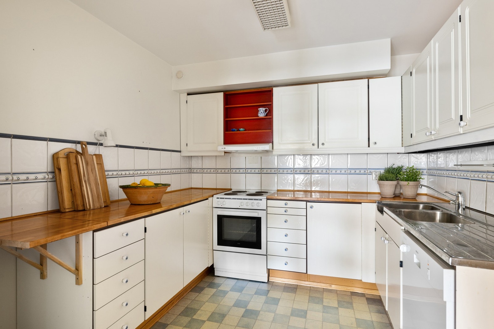 Kjøkkeninnredning bestående av slette og profilerte fronter fra byggeår. Kjøkkenet byr på mye potensial. Her er det godt med lagrings- og oppbevaringsplass. Galleribilde