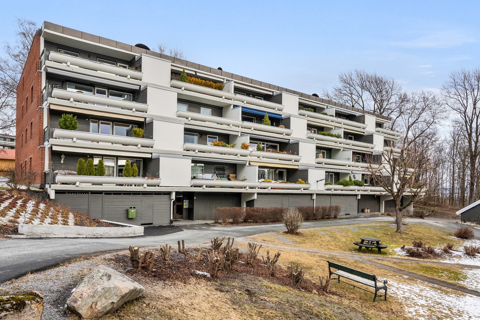 Leiligheten har en tilhørende flott fasade. Adkomst via felles trappegang. Oppgangen har callinganlegg og det er automatisk døråpnere. Galleribilde