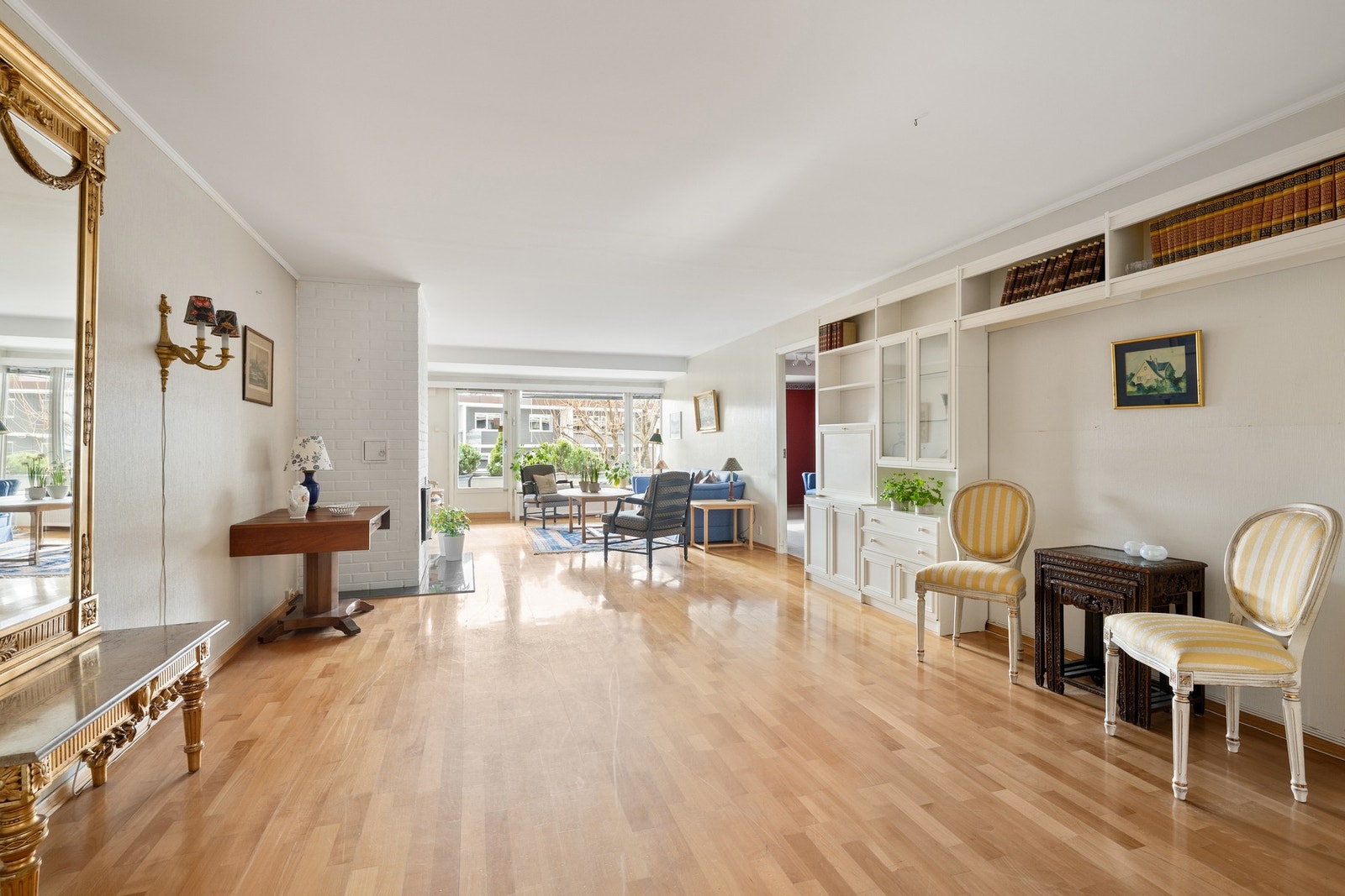 Fra entréen kan du ta deg til leilighetens stue. Galleribilde