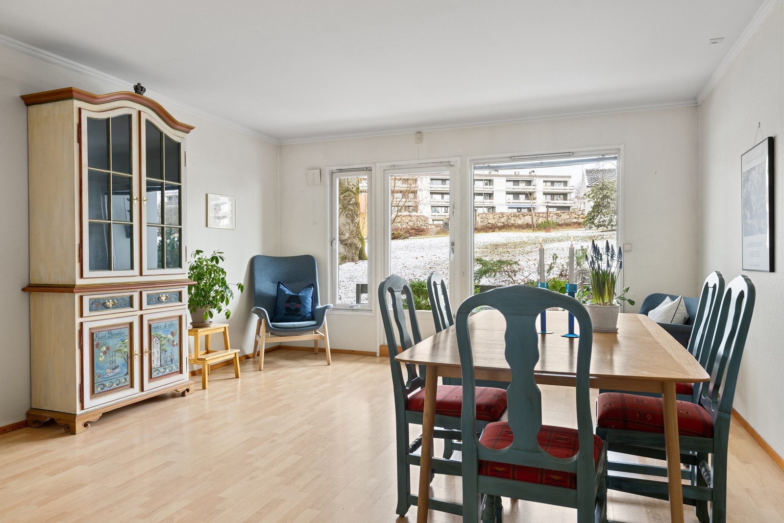 Leilighetens spisestue er av god størrelse og fungerer som et naturlig sosialt samlingspunkt i boligen. Videre kan du ta deg ut til den romslige markterrassen på 26 kvm. Galleribilde