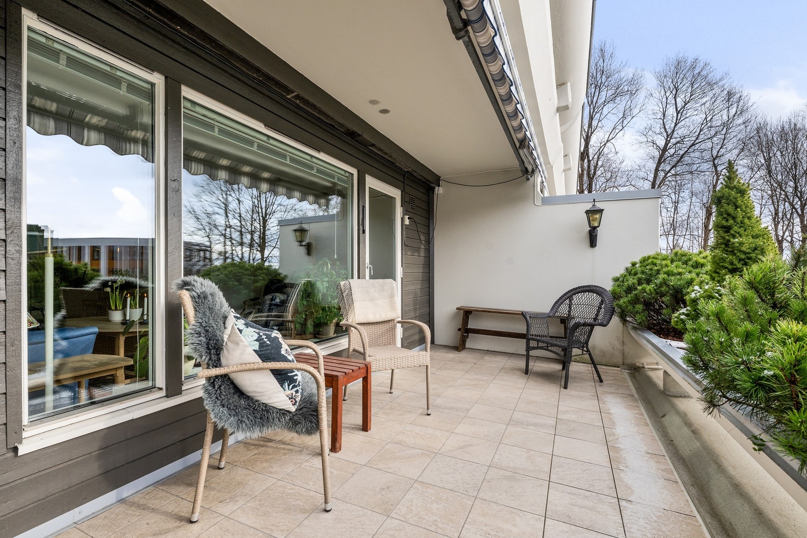 Her kan du nyte flotte solforhold, de rolige omgivelsene nærområdet har å by på, samt særdeles flott utsyn. God plass til utendørs møblement og grill. Galleribilde