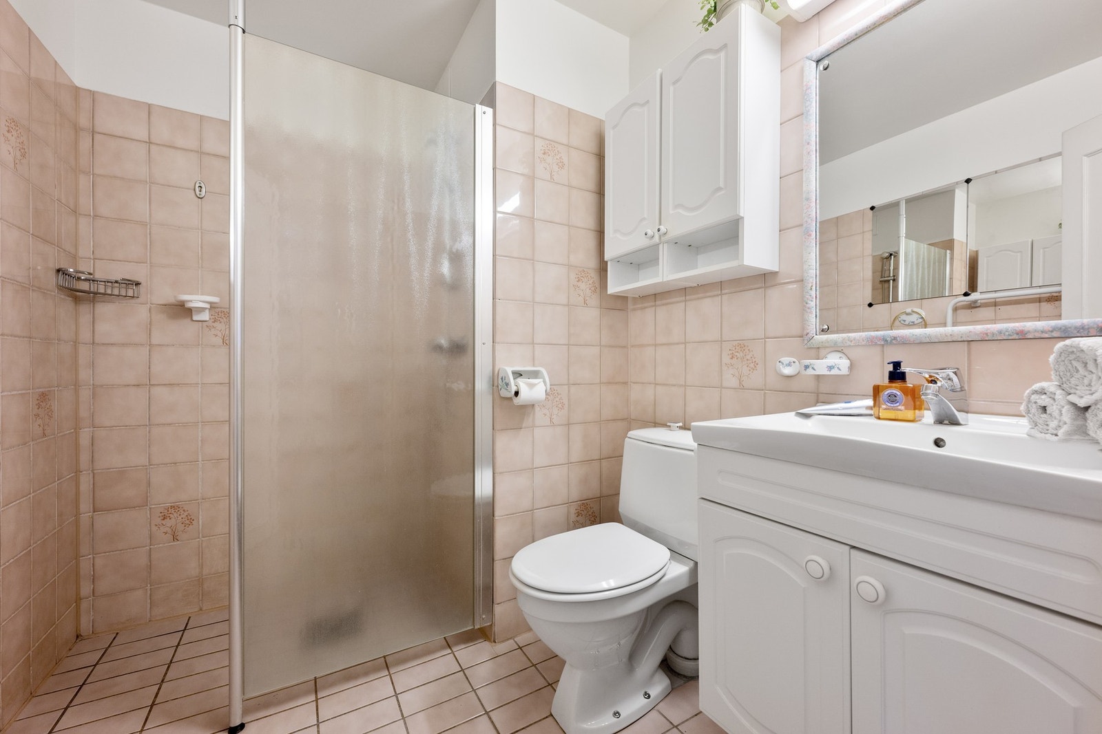 Flislagt bad med gulvvarme fra byggeår med adkomst fra entré. Galleribilde