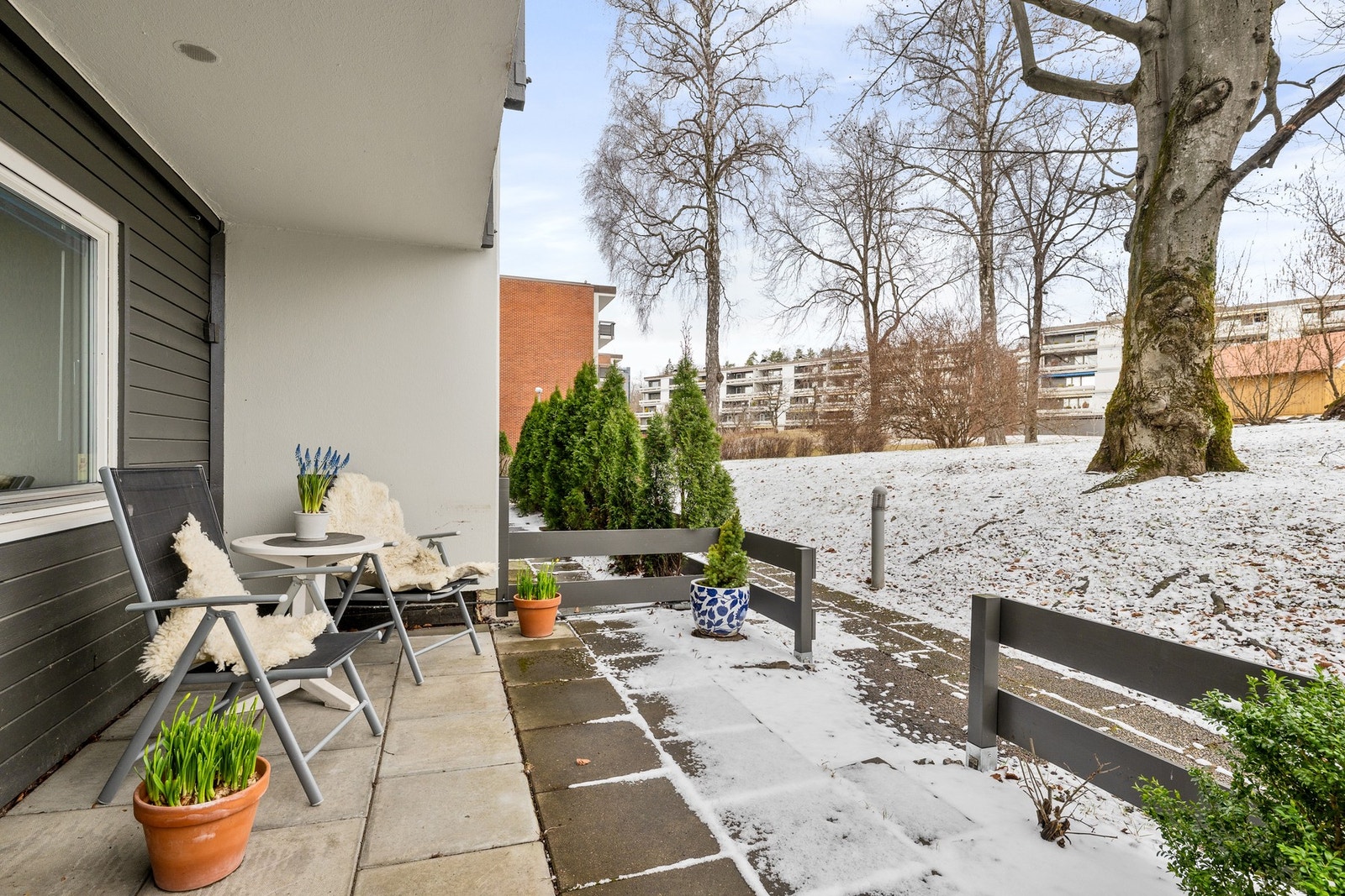 Leiligheten byr på et solid utgangspunkt med balkong, markterrasse, garasjeplass og svært god lagringsplass gjennom flere boder. Her ligger alt til rette for deg som ønsker å pusse opp og forme ditt eget drømmehjem! Galleribilde