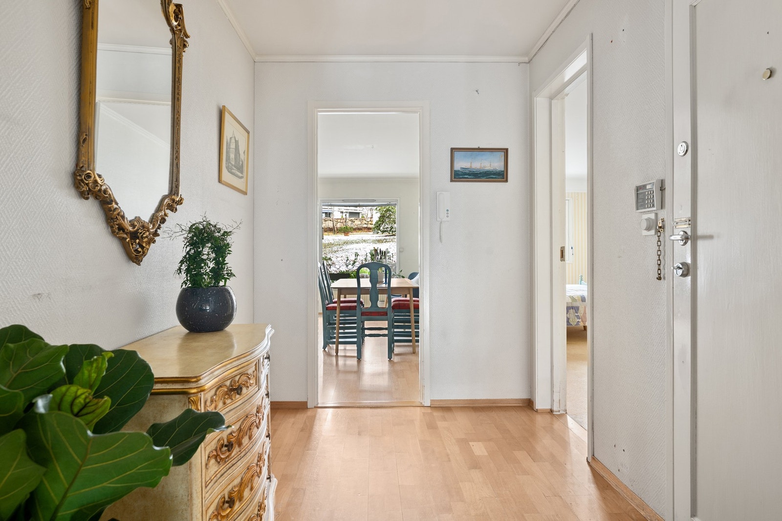 Det første du vil møte i denne innholdsrike eiendommen er en entré av god størrelse. Galleribilde