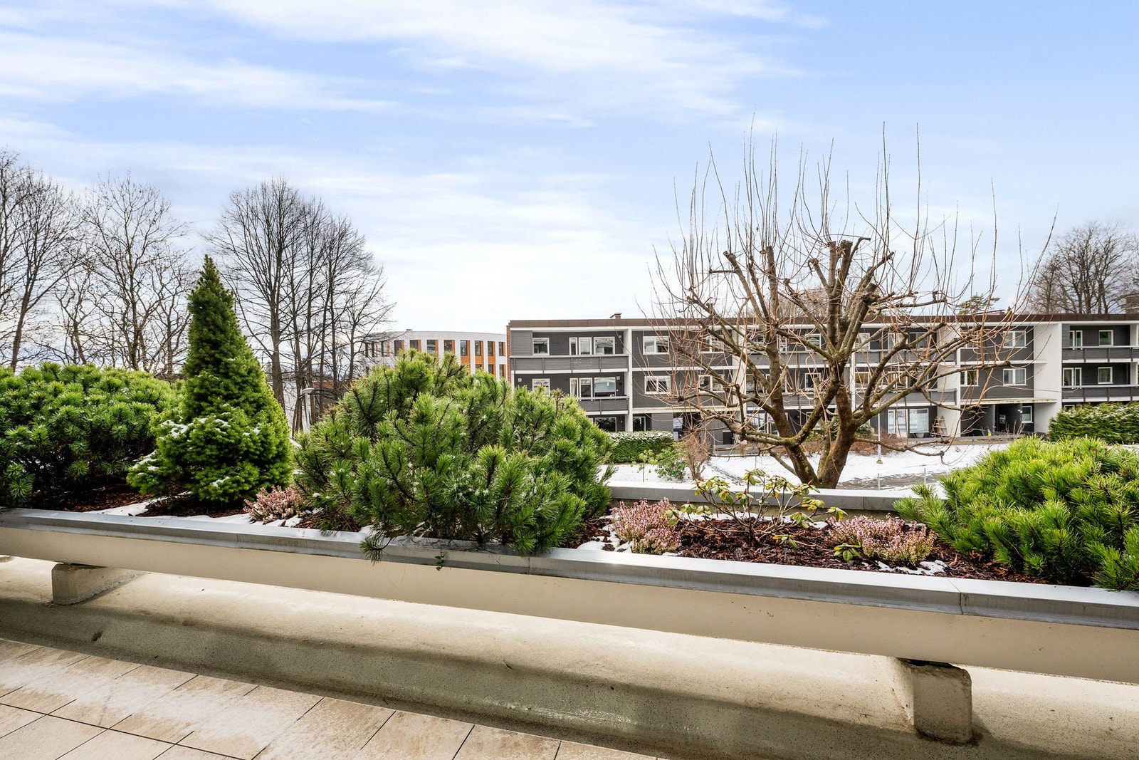 Balkongen ble i omkring 2018 oppgradert med tettesjikt og flislagt gulv. Det er videre adkomst til en utebod på 3 kvm. Galleribilde