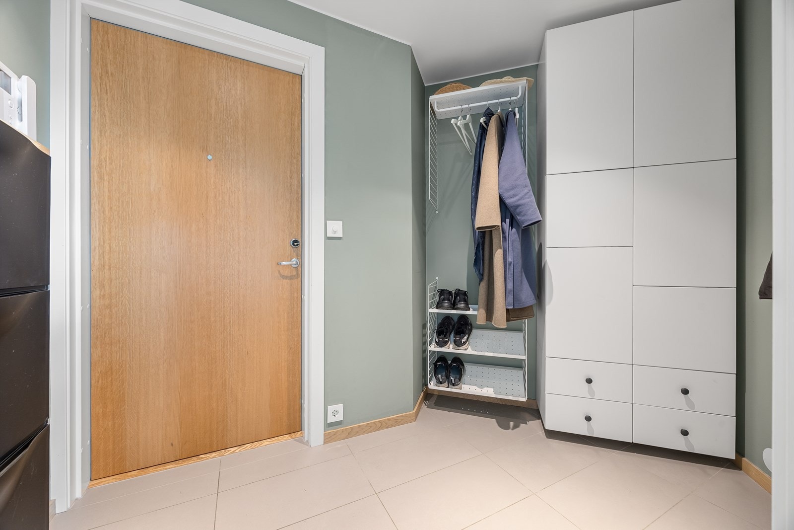 Et praktisk inngangsparti med døråpner og kamera. God plass til garderobe. Galleribilde