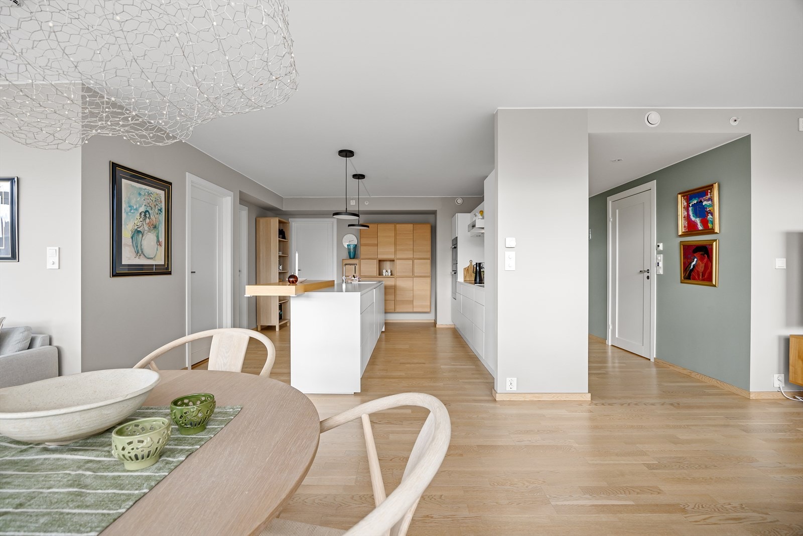 God skap- og benkeplass i kjøkkenet. Kjøkkenvifte med avtrekk ut i kanal. Integrert kjøleskap, komfyr, 80 cm induksjonstopp, kombidampovn og oppvaskmaskin - alle toppmodeller. Galleribilde