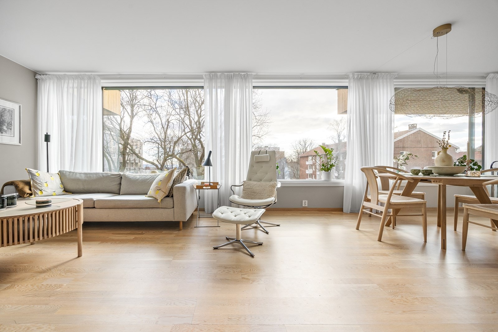 Praktfull stue med takhøye vinduer på sydsiden påkostet med utvendig screens/solskjermingsgardiner på 3 stuevinduer med fjernkontroll og 4 innvendige plissègardiner. Stuen er stor og har plass til flere møbelgrupper. Galleribilde