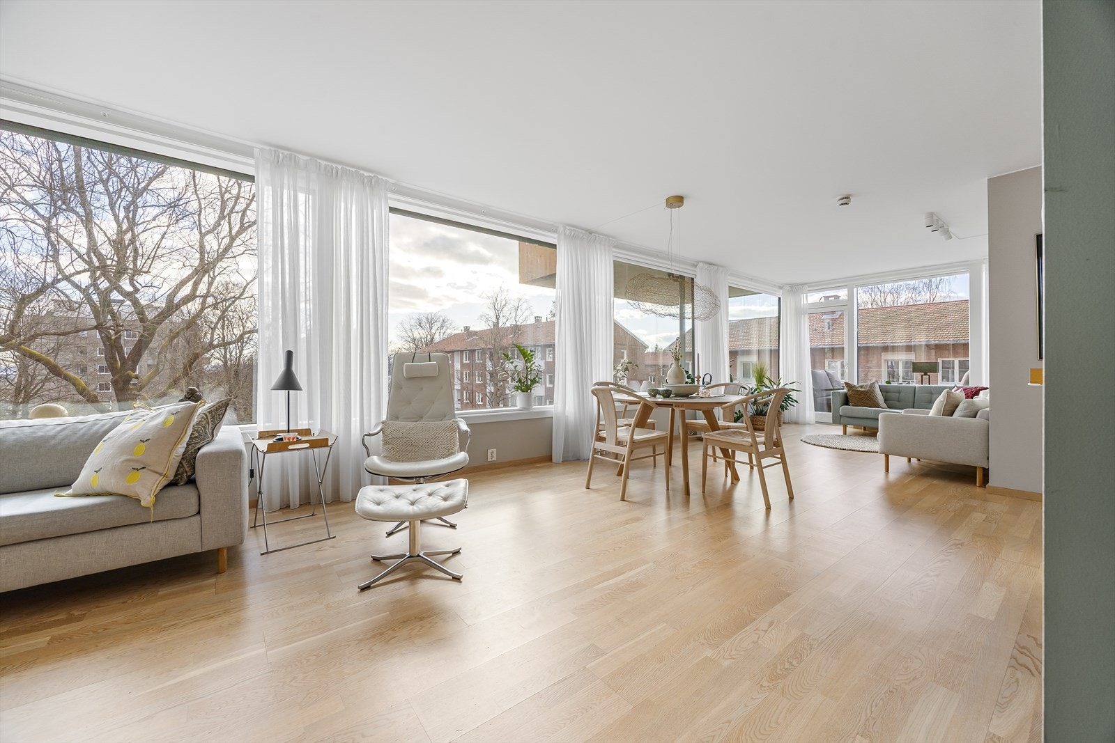 Utpreget lys leilighet med store vinduer, luftig takhøyde på 247 cm og god planløsning med bl.a. 2 bad, et herlig kjøkkenrom med øy, stor stue, vestvendt balkong og 3 soverom + innvendig bod. Galleribilde