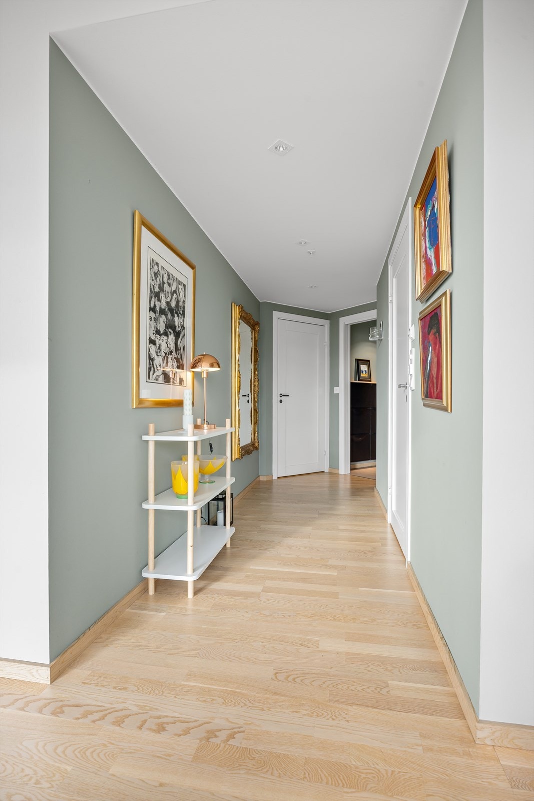 Romslig gang med adkomst til bad 1 og innvendig bod. Galleribilde