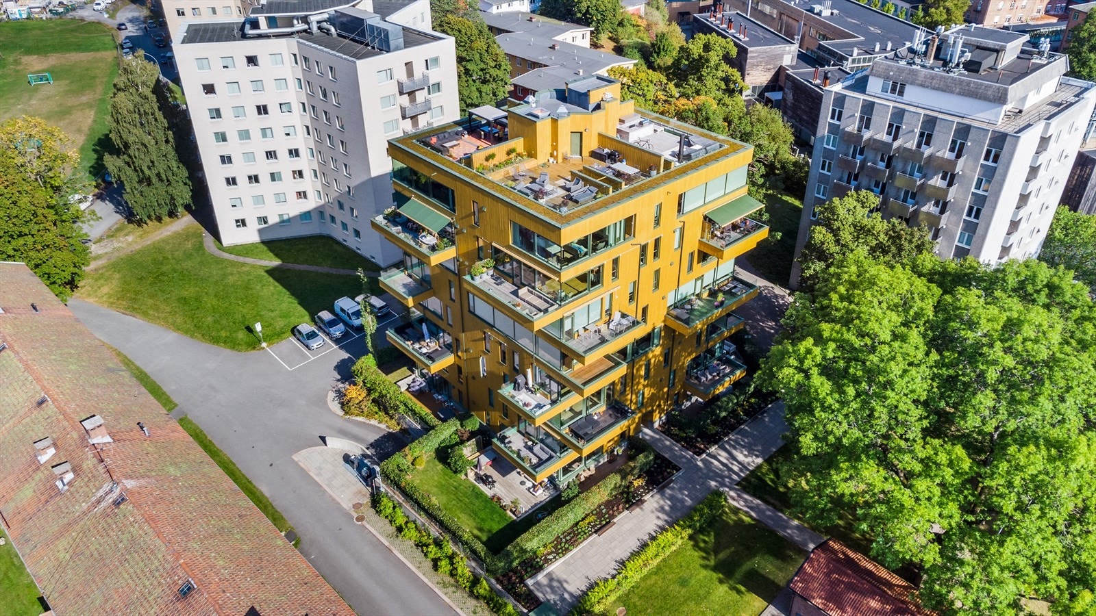 Tilbaketrukket, men sentralt beliggende på Nedre Ullevål, syd for Ullevål hageby og nordvest for Ullevål sykehus. Her bor man i grønne og solrike omgivelser med nærhet til kollektivtransport, høyskoler/Blindern, butikker, samt marka. Galleribilde
