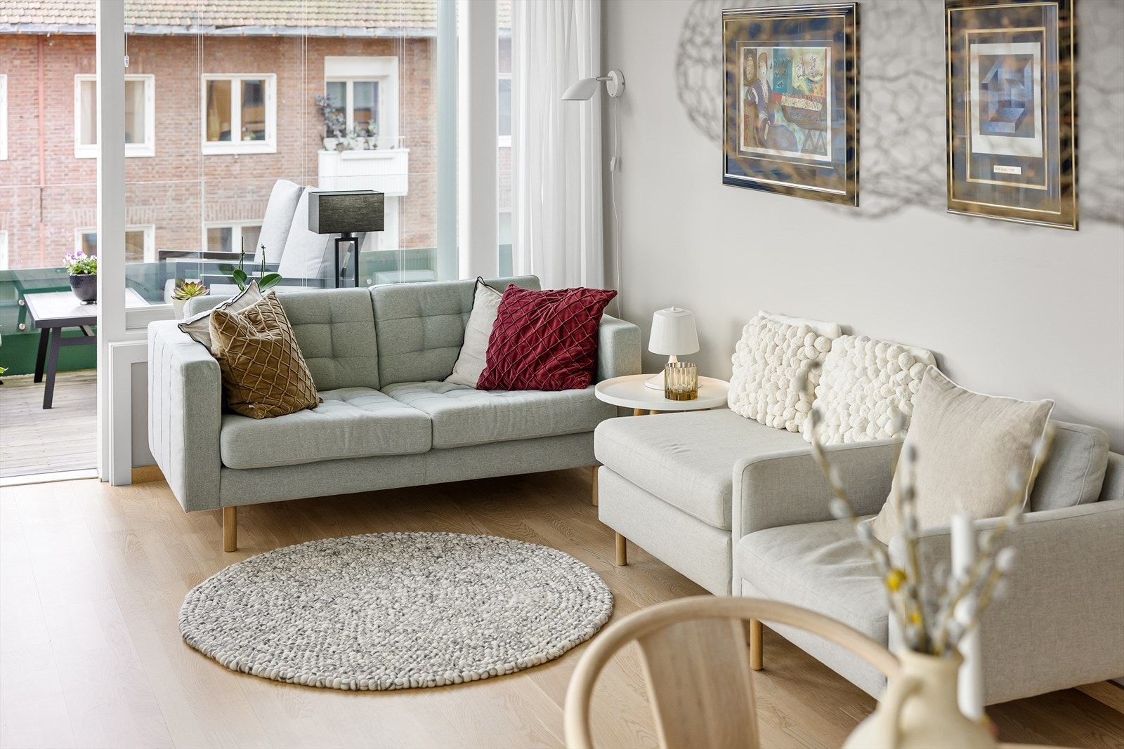 Flere sittegrupper i stuen. Galleribilde