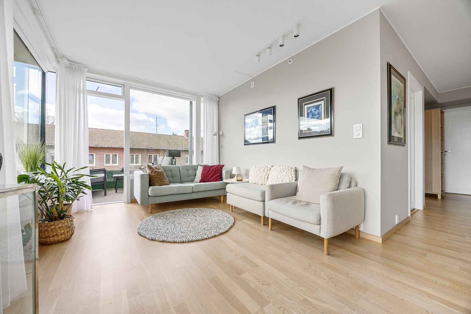 Utgang til den vestvendte balkongen fra stue. Galleribilde