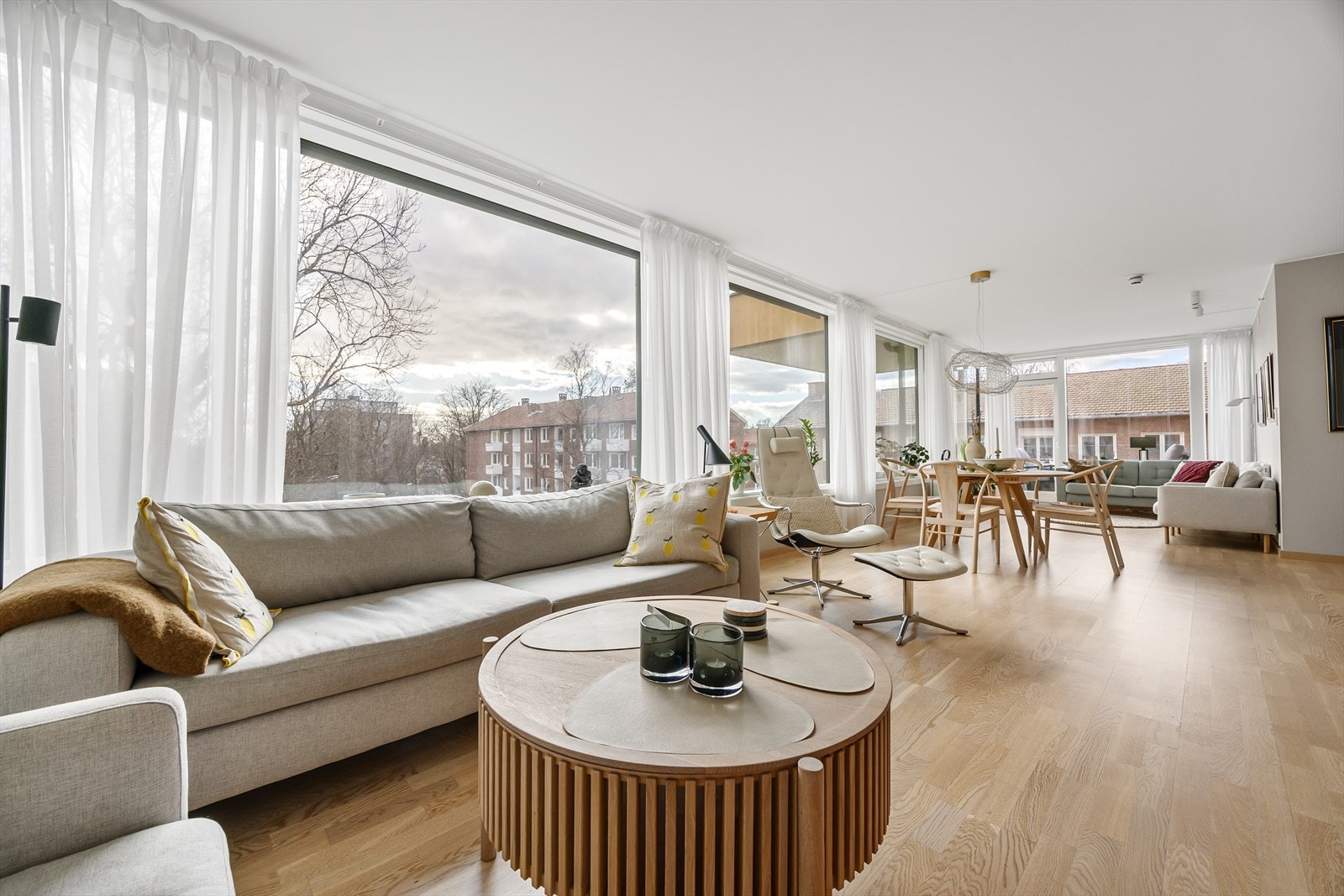 En herlig lys hjørneleilighet i prisbelønt boligbygg fra 2015. Moderne, praktisk, men også hjemmekoselig! Galleribilde