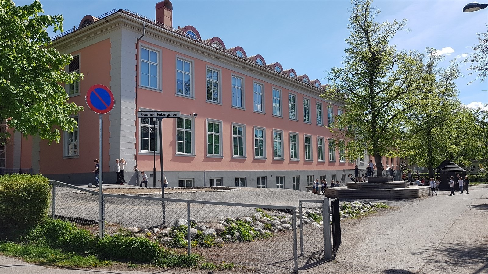 Fin skolevei opp Ullevålsalléen / Tiurveien til Ullevål barneskole (800 meter, ca 10 minutters gange fra boligen) som ligger idyllisk til midt i Ullevål hageby. Skolen ble oppført i 1927 og er en ærverdig bygning med mye spennende historie. Galleribilde