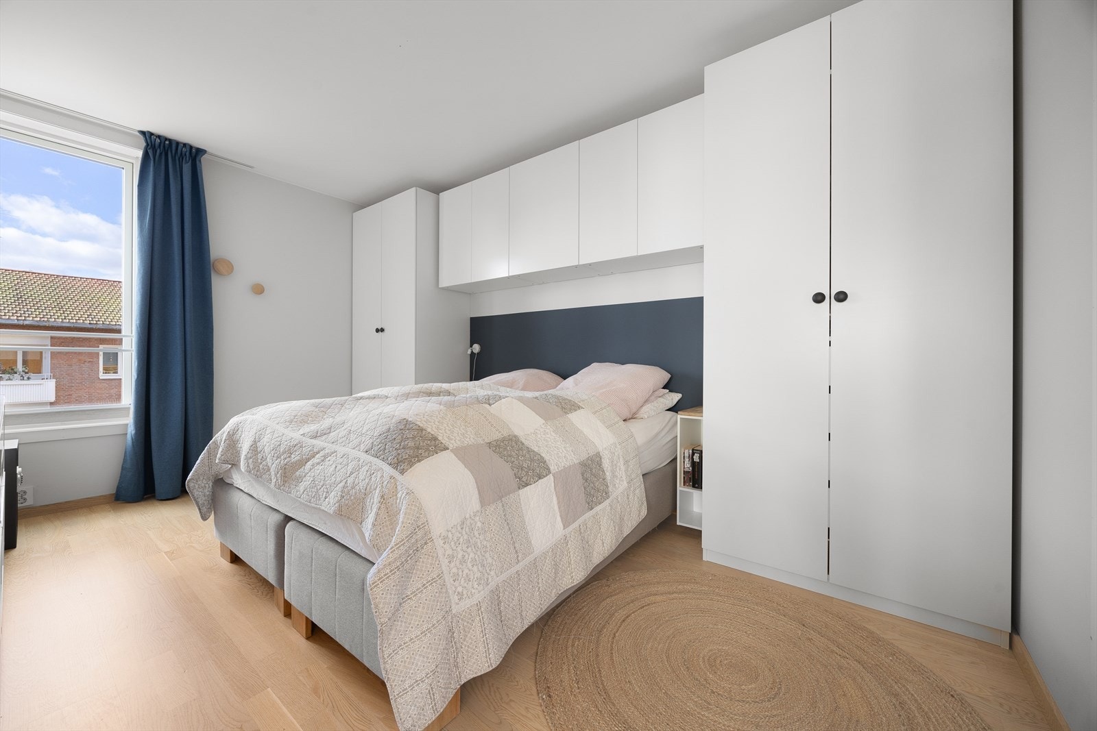 Stort hovedsoverom med god skapplass og inngang til en-suite bad. Galleribilde